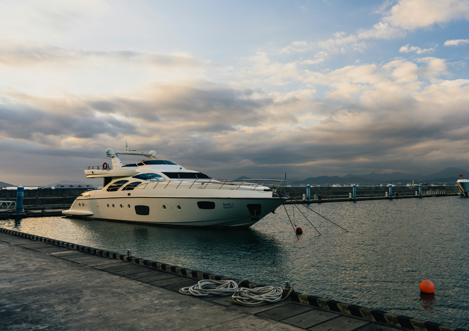 Dubai yacht for rent